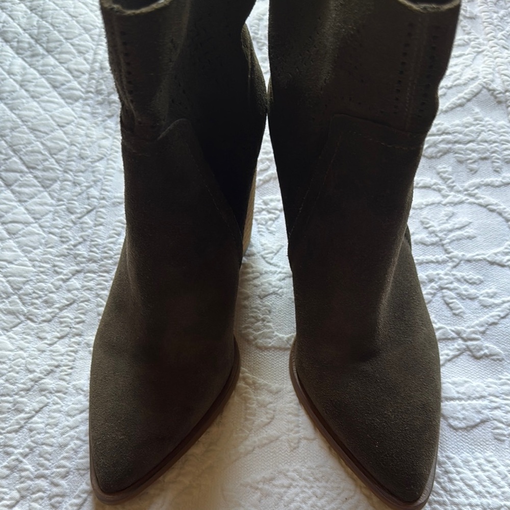 Elegant Women's Suede Boots